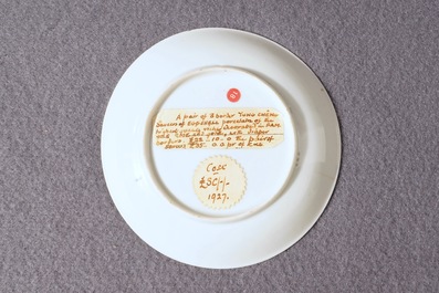 Une tasse et soucoupe en porcelaine de Chine famille rose &agrave; d&eacute;cor d'une musicienne, Yongzheng